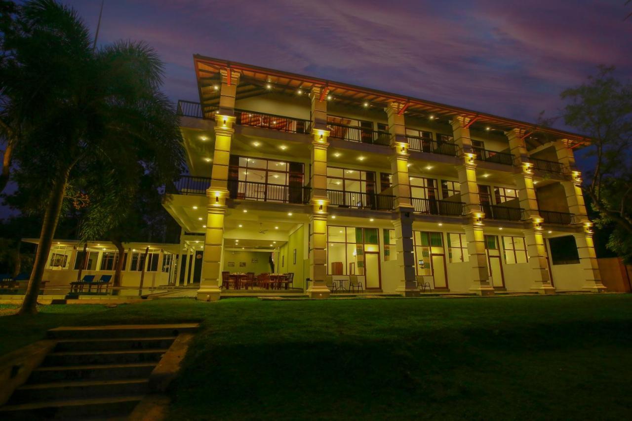 Diya Dahara Lake Resort Yala Ngoại thất bức ảnh
