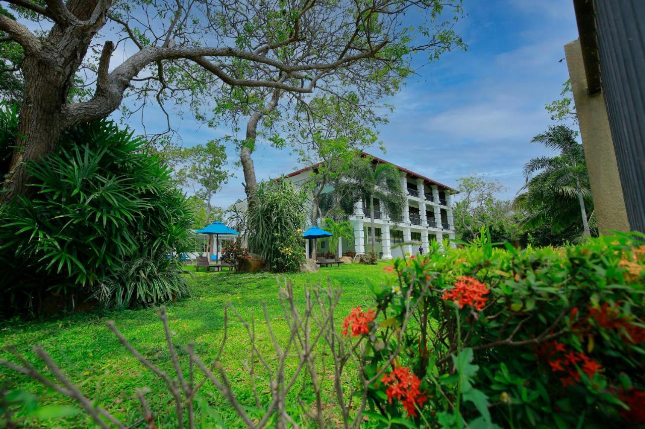 Diya Dahara Lake Resort Yala Ngoại thất bức ảnh