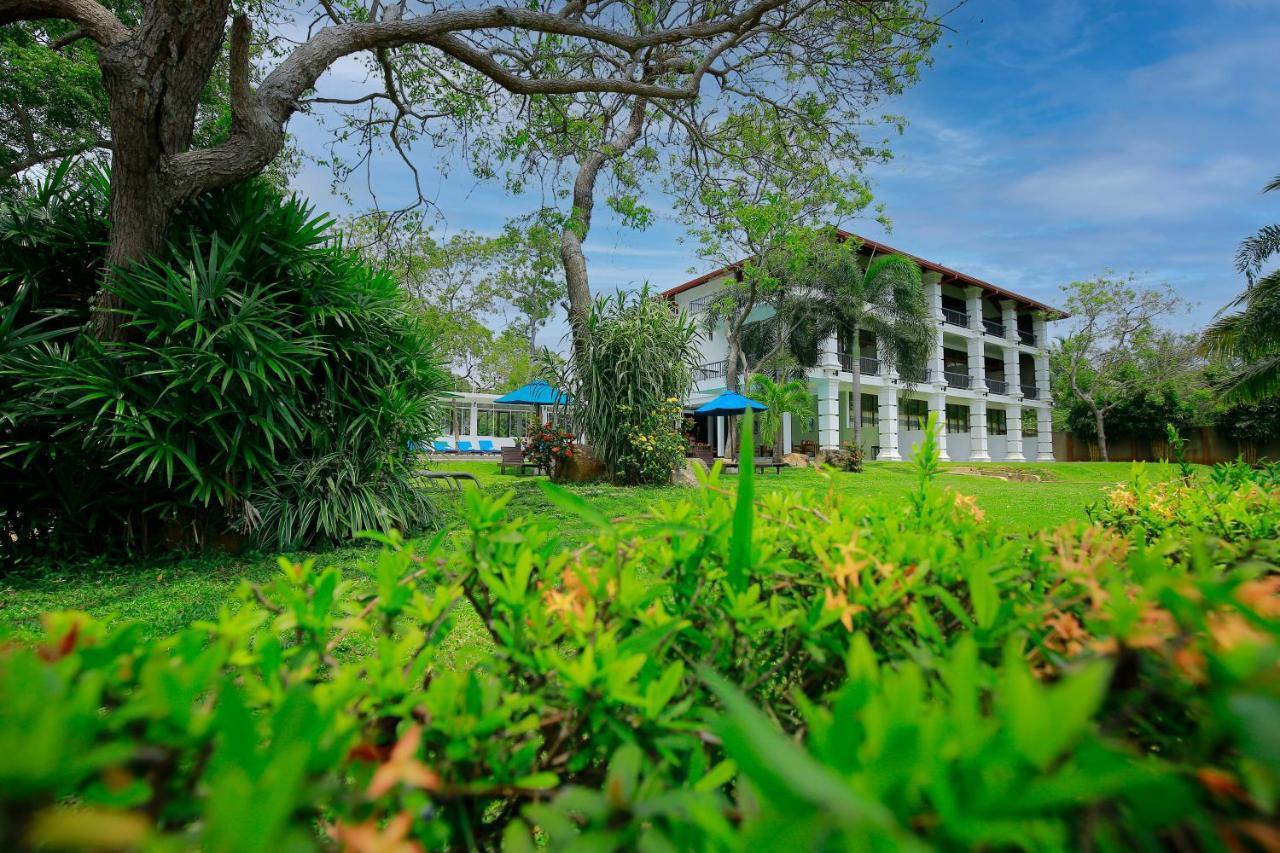 Diya Dahara Lake Resort Yala Ngoại thất bức ảnh