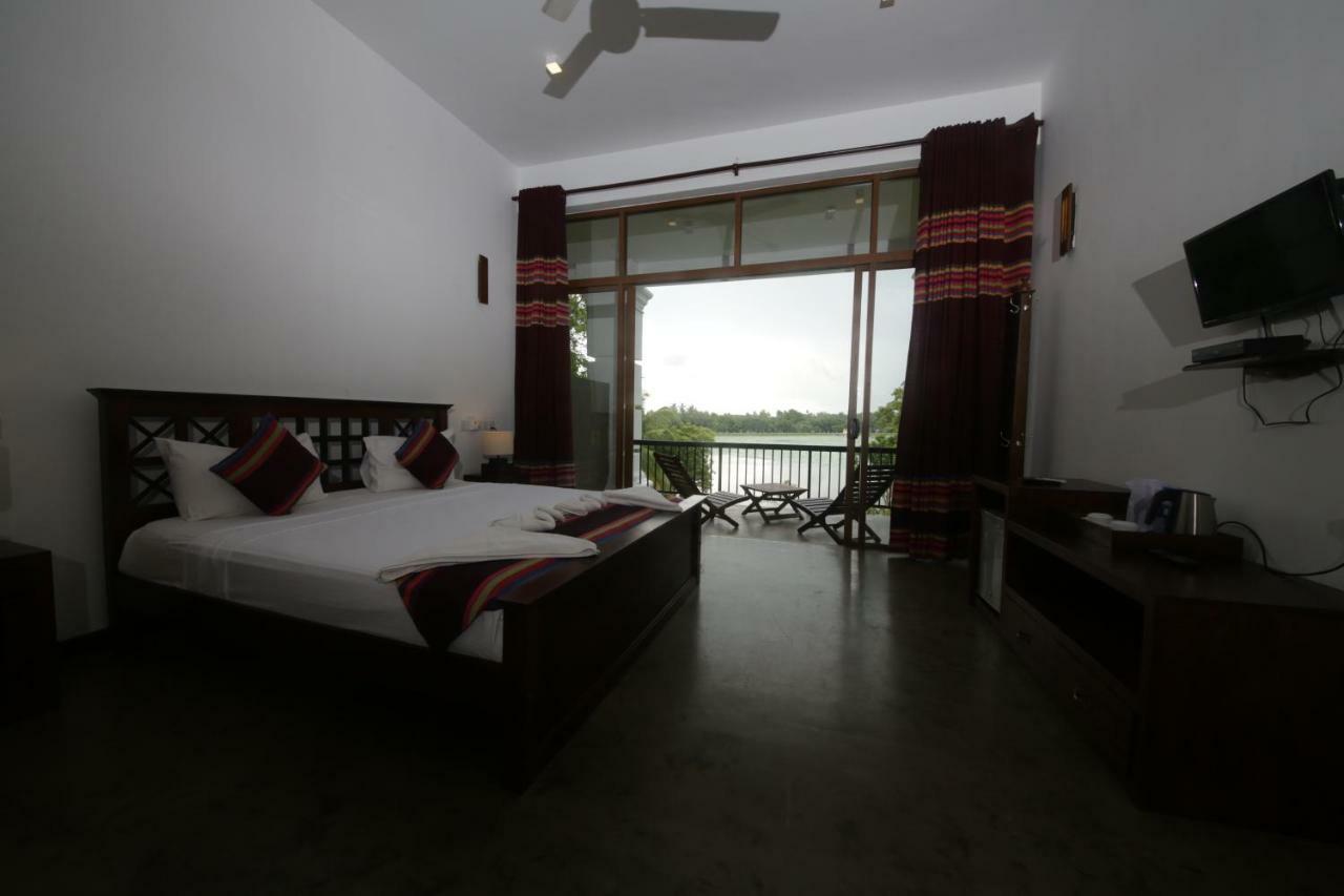 Diya Dahara Lake Resort Yala Ngoại thất bức ảnh